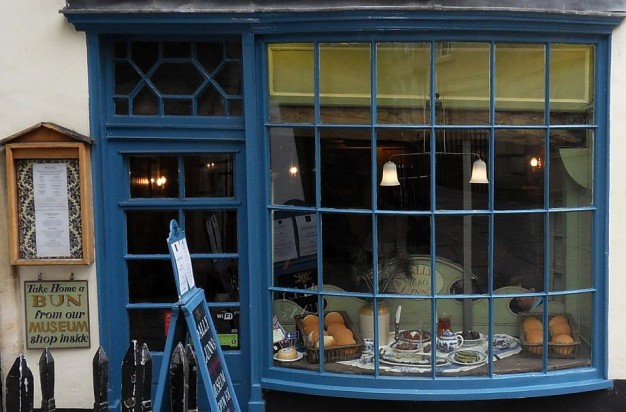 Niebieskie wykuszowe okno i cudowny, bardzo stary sklepik... ach...