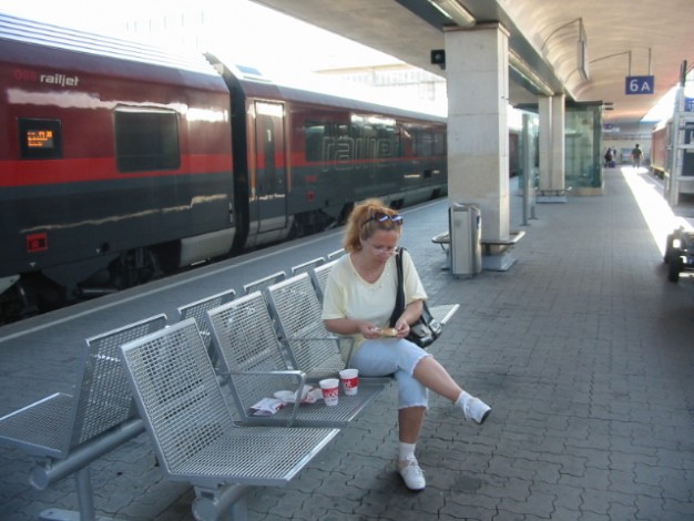 Lubimy podróże. GOSIA WÓJCIK SZCZEGÓLNIE. Dworzec w Wiedniu. Oczekiwanie na pociąg do Salzburga. Kawa z dworcowej sieciówki.