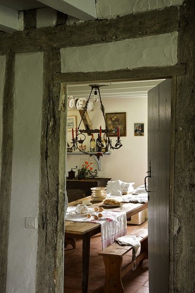 Najzwyklejsze wiejskie drzwi i rzut oka do kuchni...