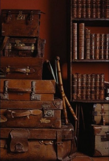 Książki oprawne w skórę i stare skórzane walizki... ten kolor...
