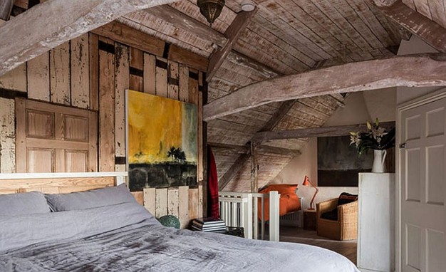 Mansardowa sypialnia z odkrytą konstrukcją drewnianą...