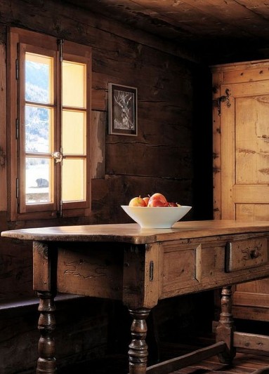 Przepiękny stary stół w drewnianej chacie...