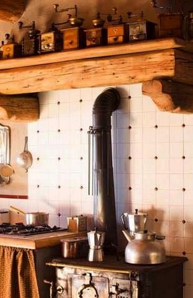 Solidny, drewniany okap nad kuchnią opalaną drewnem...