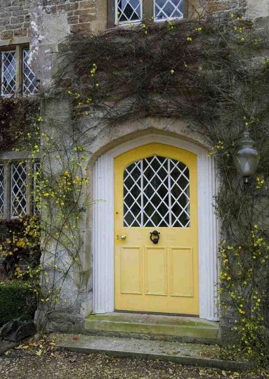 Wesołe żółte drzwi zapraszają...