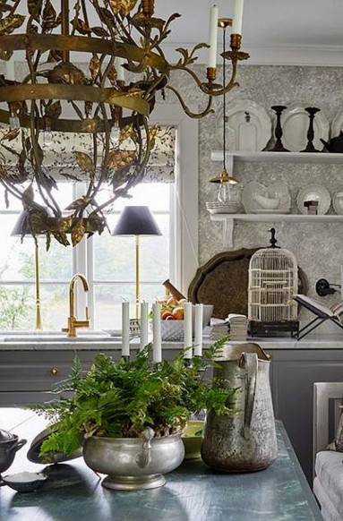 Kuchenne wnętrze, delikatne tapety i bardzo ozdobna złocona lampa...