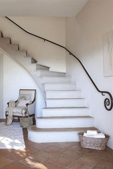 Piękne białe schody na piętro...