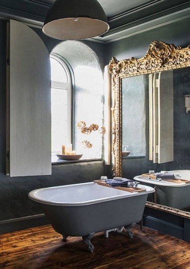Łazienka z imponującym lustrem...