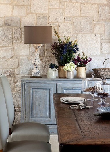 Kamienna ściana, szaroniebieski bufet i stary stół... lubimy...