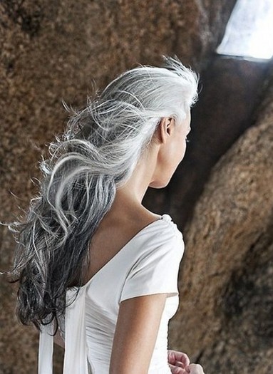 Włosy, siwe, niezwykle malownicze...