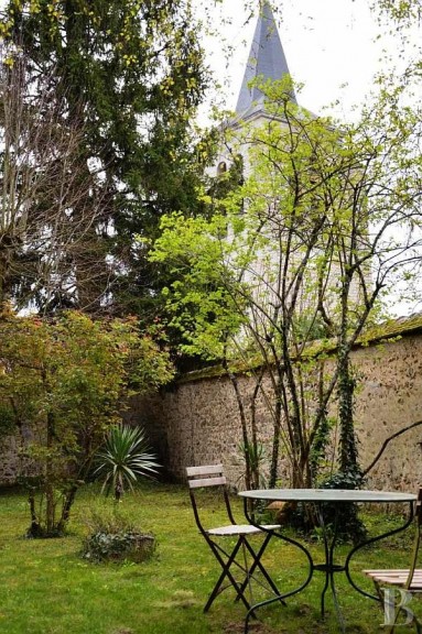 Ogród oddzielony murem od pobliskiego kościoła...