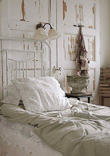 Biała sypialnia, trochę spatynowana...
