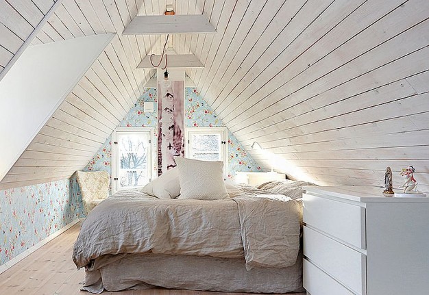 Strychowa, biała, lekko romantyczna sypialnia...
