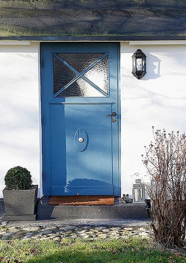 Niebieskie wejściowe drzwi...