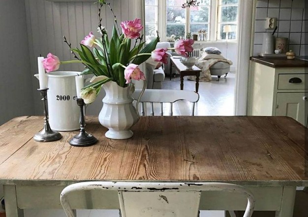 Zwykły kuchenny stół  z wyszorowanym blatem...