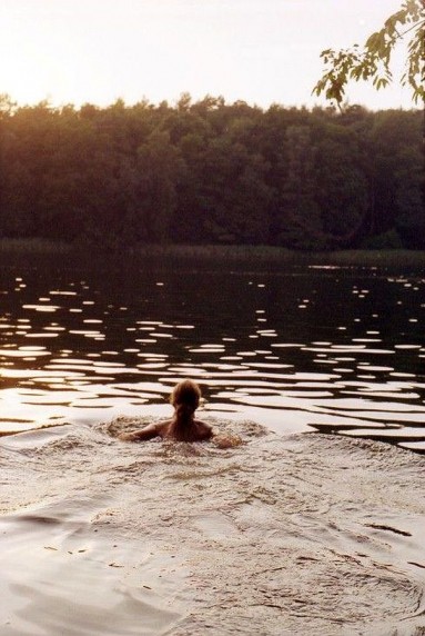 Cudowna jest kąpiel w jeziorze nagrzanym przez upalne lato...fot. http://www.mariagrossmann.de/