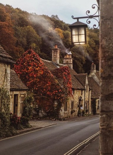 Małe kamienne domki wsparte o jesienny las, no i ten dym z komina...