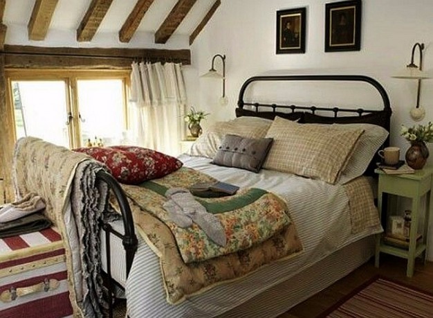 Bardzo przytulna sypialnia w starym wiejskim domu...