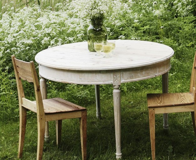 Piękny stary stół w bujnej letniej zieleni...
