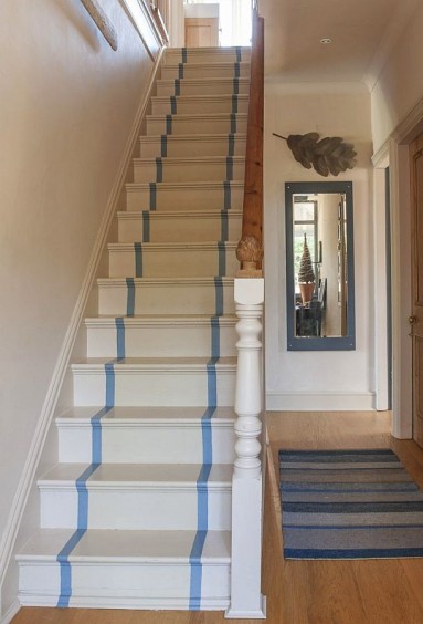 Biało niebieskie schody na piętro...