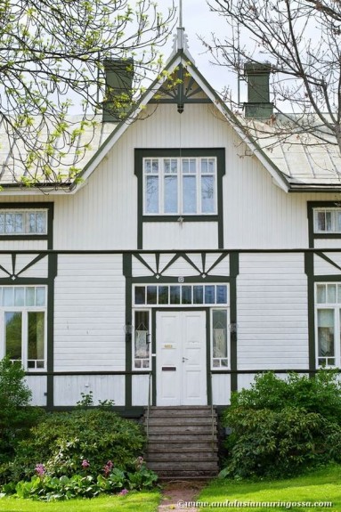 Biały drewniany dom...
