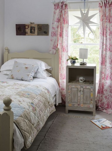 Pastelowa sypialnia z patchworkową narzutą na łóżku...