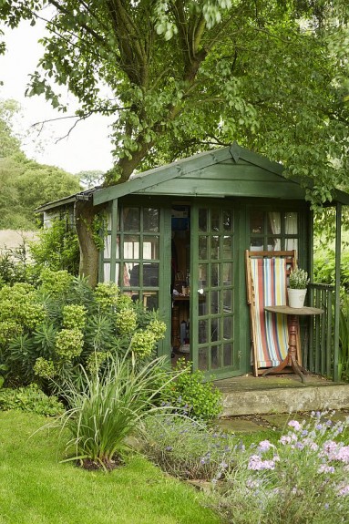 Bardzo romantyczny, zielony domek ogrodowy...