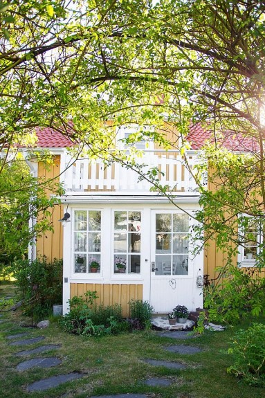 Żółty drewniany dom, specjalność szwedzka...