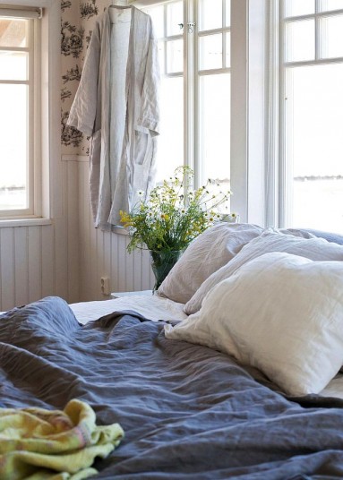 Biała sypialnia, lniana pościel i bukiet polnych kwiatów... to właśnie to...