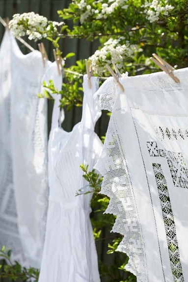 Białe pranie schnie w ogrodzie...