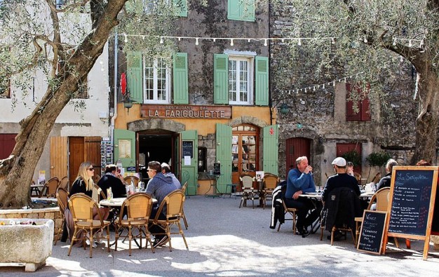 Życie kawiarniane, to co nas tak zachwyca w małych francuskich miasteczkach...