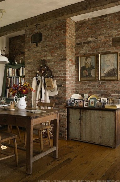 Nieco rustykalna kuchnia z piękną, starą ceglaną ścianą...