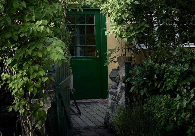 Zielone drzwi otoczone zielenią...