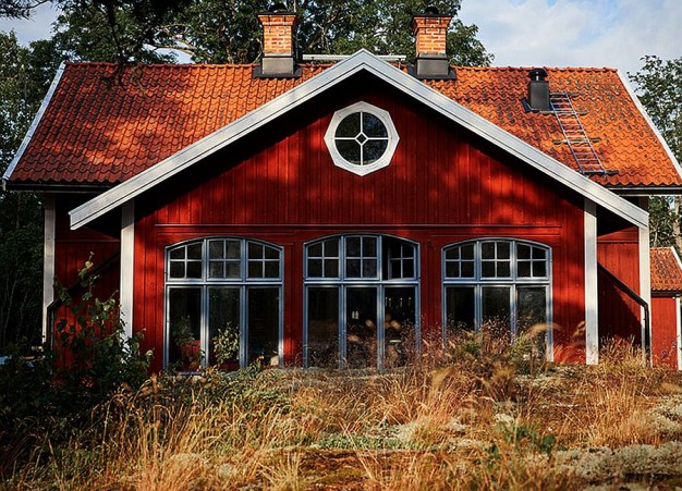 Typowy szwedzki kolor i piękne wielkie okna...