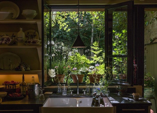 Takie kuchenne okno nad zlewem to marzenie naszego życia... fot. Vincent Thibert