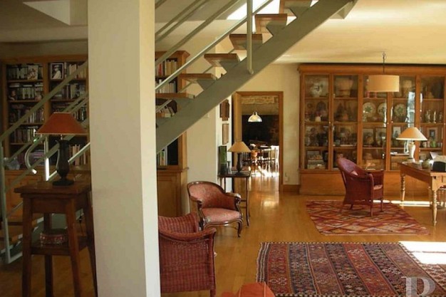 Salon z biblioteka i ciekawe otwarte schody na piętro...