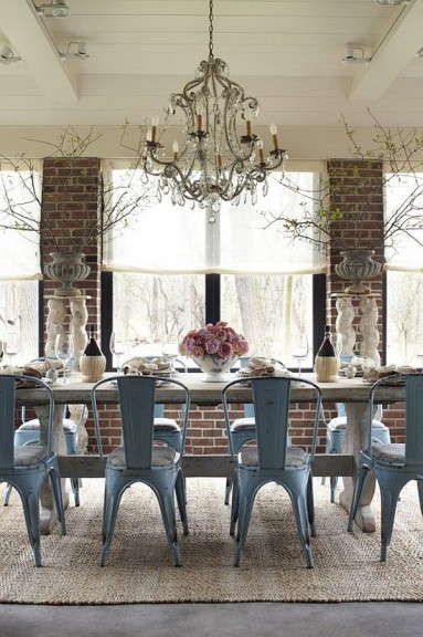 Lubimy: surowa cegła, drewniany strop, warsztatowe krzesła i żyrandol z kryształkami... ach...